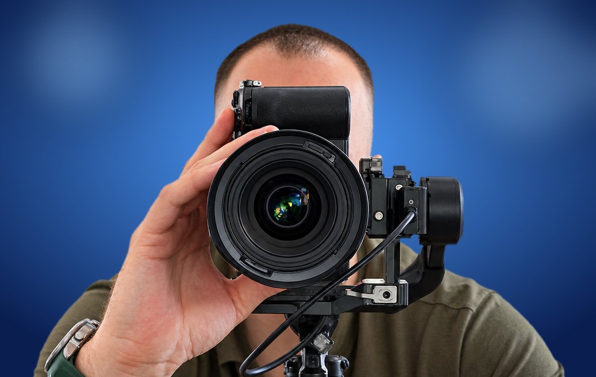 Viktor filmt mit Kamera und Gimbal